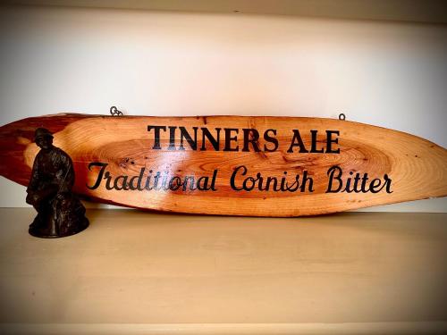 Et logo, certifikat, skilt eller en pris der bliver vist frem på The White House at The Tinners Arms