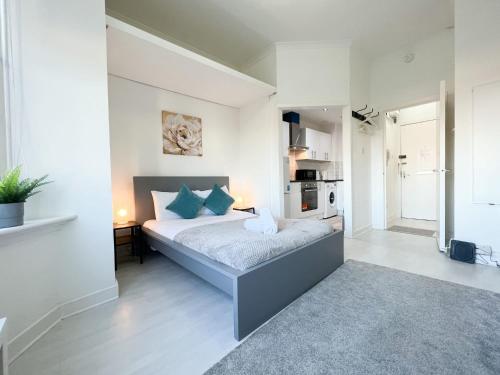 1 dormitorio con 1 cama grande con almohadas azules en 1Bd Glasgow Apartment, en Glasgow