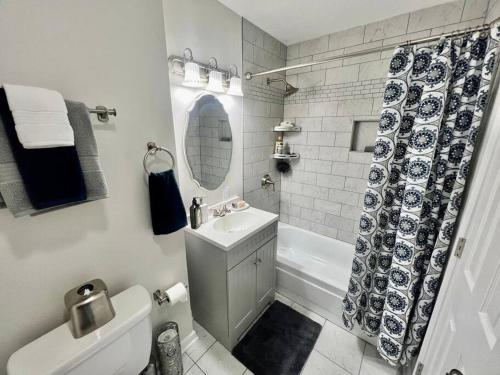 een badkamer met een wastafel, een toilet en een douche bij Spacious House Minutes to Beach, Casino, Aquarium in Long Beach