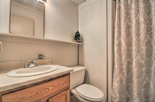 W łazience znajduje się umywalka, toaleta i lustro. w obiekcie Killington Vermont Condo with Ski-In Trail w mieście Killington