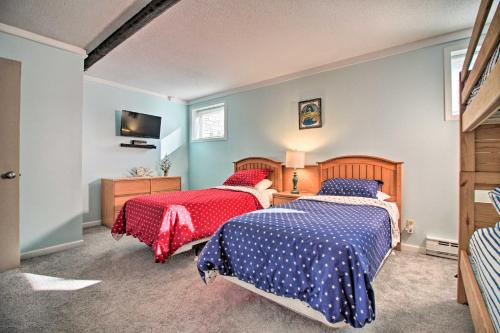 sypialnia z 2 łóżkami z czerwoną i niebieską pościelą w obiekcie Killington Vermont Condo with Ski-In Trail w mieście Killington