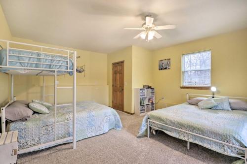 Katil atau katil-katil dalam bilik di Lazy RS Lakehouse with Hot Tub and Dock in Warsaw!