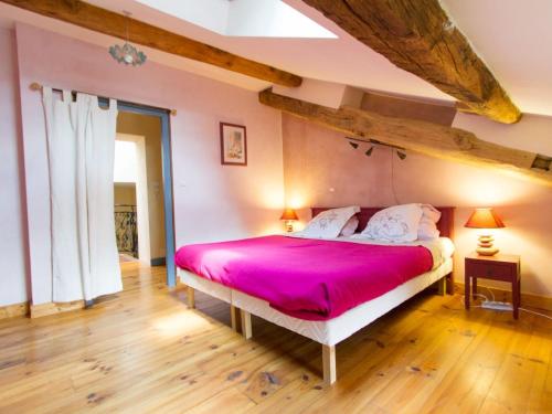 ein Schlafzimmer mit einem großen Bett mit einer rosa Tagesdecke in der Unterkunft Gîte Seigneulles, 4 pièces, 5 personnes - FR-1-585-33 in Seigneulles