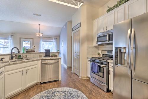 Η κουζίνα ή μικρή κουζίνα στο Modern Pflugerville Getaway with Private Pool!