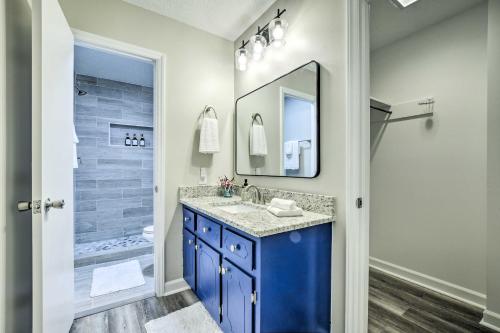 uma casa de banho com um lavatório azul e um espelho. em Updated and Pet-Friendly Morrisville Retreat! em Morrisville