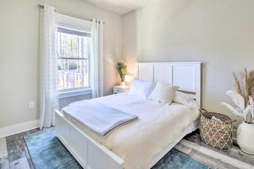 Un dormitorio blanco con una cama grande y una ventana. en Modern Santa Rosa Beach Retreat with Yard and Patio!, en Santa Rosa Beach