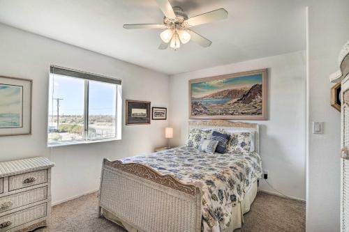 1 dormitorio con 1 cama y ventilador de techo en Magnificent Big River Home with Beautiful Views, en Parker