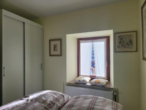 Ένα ή περισσότερα κρεβάτια σε δωμάτιο στο Apartma Modro gnezdo