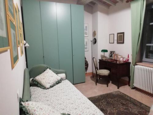a bedroom with a bed and a desk with a desk at Antico Casale Il Borgo San Martino in Campo in San Martino in Campo