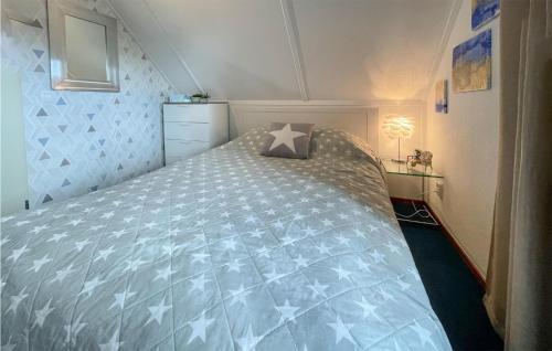 Postel nebo postele na pokoji v ubytování 3 Bedroom Cozy Home In Tzummarum