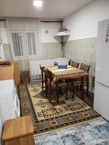 RazDav Straja Central في Lupeni: مطبخ به طاولة وكراسي في غرفة