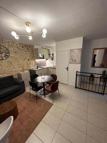 un salon avec un canapé et une table dans l'établissement Temple Apartments Paris, à Paris