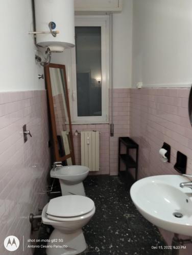 een badkamer met een wit toilet en een wastafel bij Appartamento Intero Bilocale in Centro Storico a Voghera-Oltrepò Pavese in Voghera