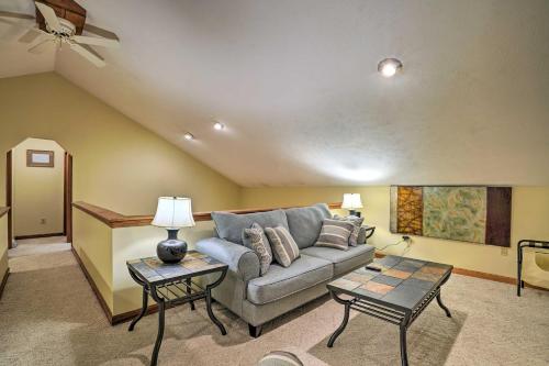 Spacious Oneida Retreat with Game Room!にあるシーティングエリア