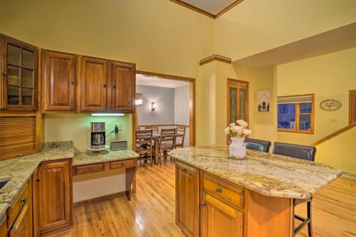 Spacious Oneida Retreat with Game Room!にあるキッチンまたは簡易キッチン