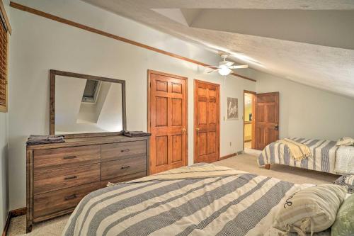 Spacious Oneida Retreat with Game Room!にあるベッド