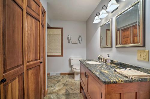 La salle de bains est pourvue d'un lavabo et de toilettes. dans l'établissement Spacious Oneida Retreat with Game Room!, à Oneida