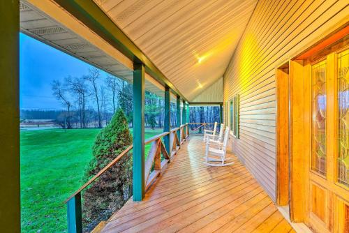 Spacious Oneida Retreat with Game Room!にあるバルコニーまたはテラス