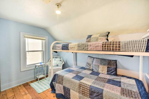 1 dormitorio con 2 literas y ventana en Lake Superior Getaway Near Marina and Beaches!, en Ashland