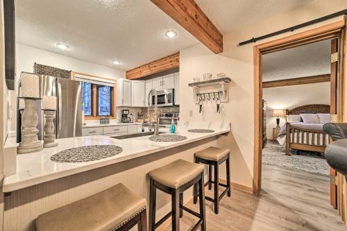 Kuchyň nebo kuchyňský kout v ubytování Bellaire Condo In Shanty Creek Resort!