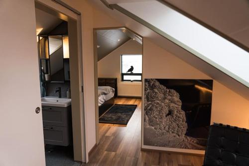 Una cama o camas en una habitación de Scenic Penthouse - Ocean view & skylight windows
