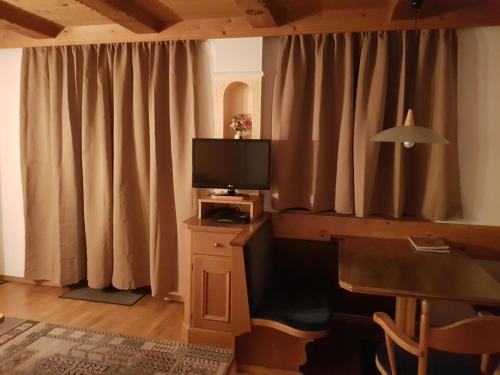 TV a/nebo společenská místnost v ubytování Appartement Weigl