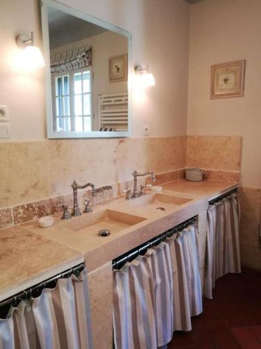 La salle de bains est pourvue d'une double vasque et d'un miroir. dans l'établissement Maison de 6 chambres avec piscine privée, jardin aménagé et wifi à Pernes-les-Fontaines, à Pernes-les-Fontaines