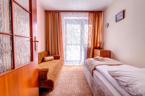Säng eller sängar i ett rum på Krynica Apartamenty Centrum Deptak 2