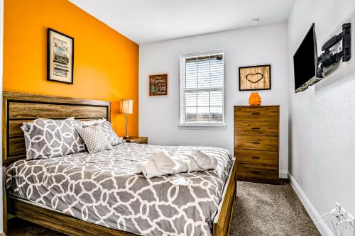 1 dormitorio con 1 cama con pared de color naranja en Disney's Dream, en Davenport