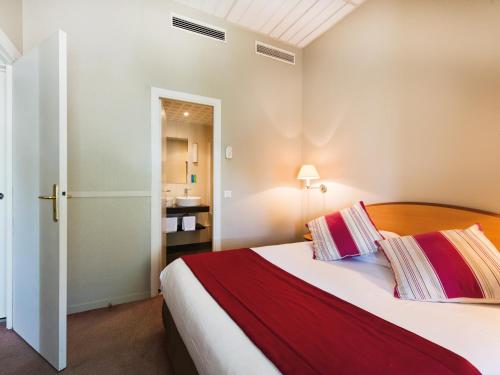 Katil atau katil-katil dalam bilik di Hôtel Vacances Bleues Balmoral
