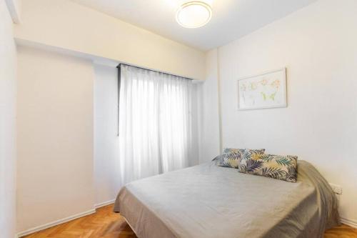 1 dormitorio con cama y ventana en Lindísimo Departamento en Recoleta en Buenos Aires