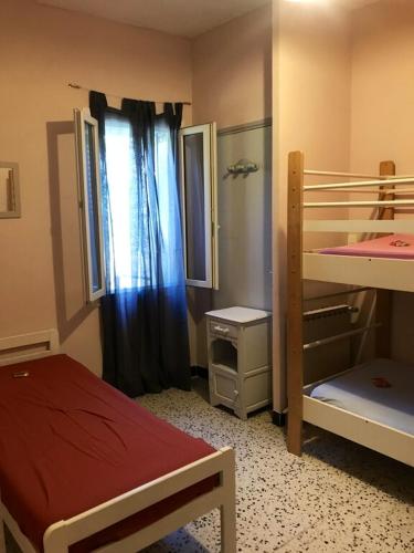 Postel nebo postele na pokoji v ubytování Maison charmante à Orgnac-l'Aven avec piscine partagée.