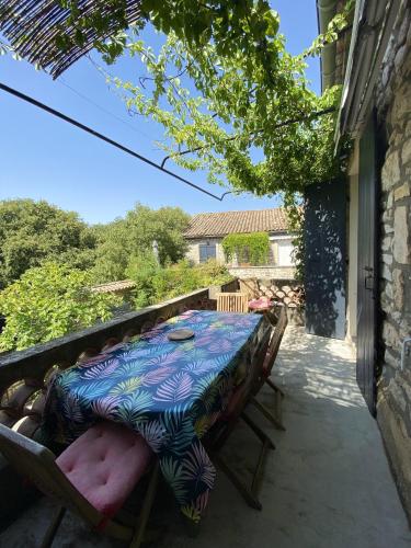 Fotografie z fotogalerie ubytování Maison charmante à Orgnac-l'Aven avec piscine partagée. v destinaci Orgnac-lʼAven