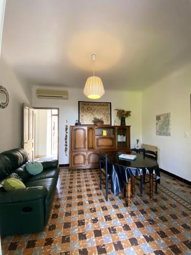 Posezení v ubytování Maison charmante à Orgnac-l'Aven avec piscine partagée.