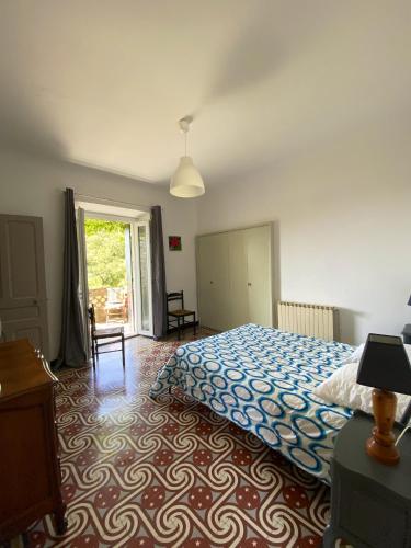 Postel nebo postele na pokoji v ubytování Maison charmante à Orgnac-l'Aven avec piscine partagée.