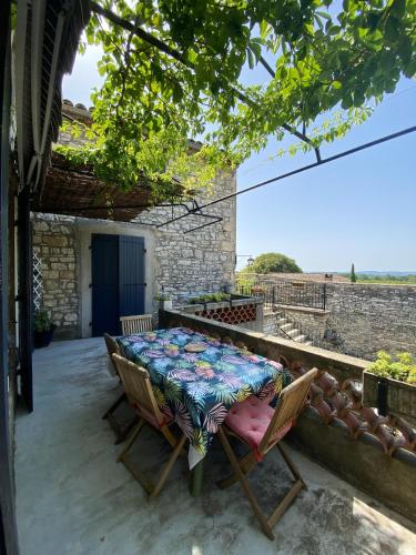 Fotografie z fotogalerie ubytování Maison charmante à Orgnac-l'Aven avec piscine partagée. v destinaci Orgnac-lʼAven
