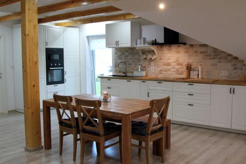 Bernau的住宿－Ferienwohnung Stefanko，厨房配有木桌和椅子