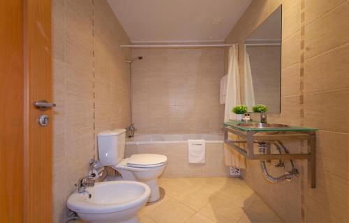 y baño con aseo, lavabo y bañera. en B42 - Ocean Apartment, en Portimão