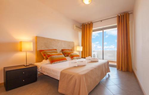 1 dormitorio con cama y ventana grande en B42 - Ocean Apartment en Portimão