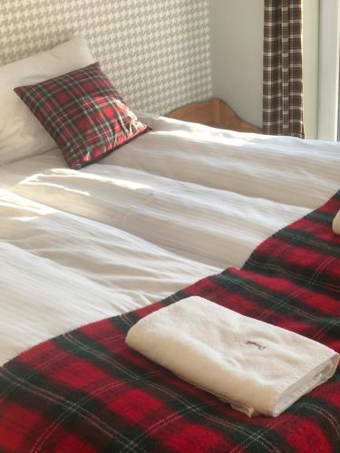 łóżko z kocem i dwoma ręcznikami w obiekcie Golf Apartament 10 w Wejherowie