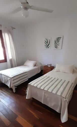 1 dormitorio con 2 camas y ventana en Departamento céntrico en San Martín, amplio, con aire acondicionado y cochera privada en San Martín