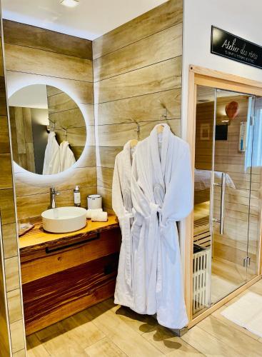 Ένα μπάνιο στο La Suite Bien Être & Luxe au Domaine du Moulin