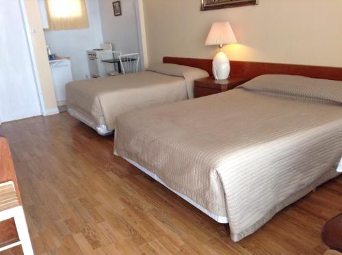 
A bed or beds in a room at Motel Rive Du Lac
