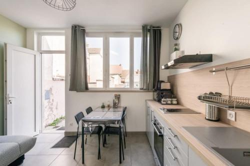Dapur atau dapur kecil di La Maisonnette du Parc au Cœur de ville & parking privé