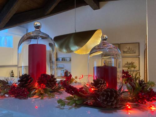 dois frascos de vidro com decorações de Natal numa mesa em Romantik, charming house em Trieste