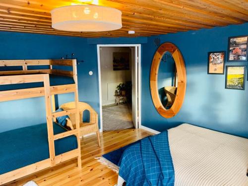 una camera con letto a castello e specchio di Mysigt rum med privatbadrum a Västra Fors