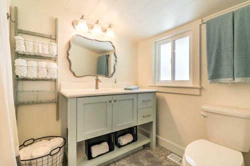 ein Bad mit einem Waschbecken und einem Spiegel in der Unterkunft Cozy Farmhouse-Style Cottage by Mighty 5 Ntl Parks in Circleville