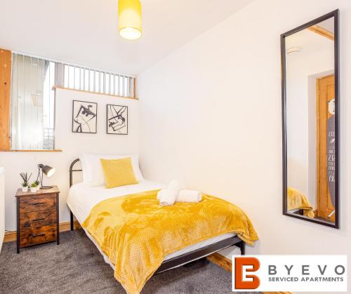 Una cama o camas en una habitación de ByEvo Oswestry Barn - Quirky romantic retreat or Cosy contractor base