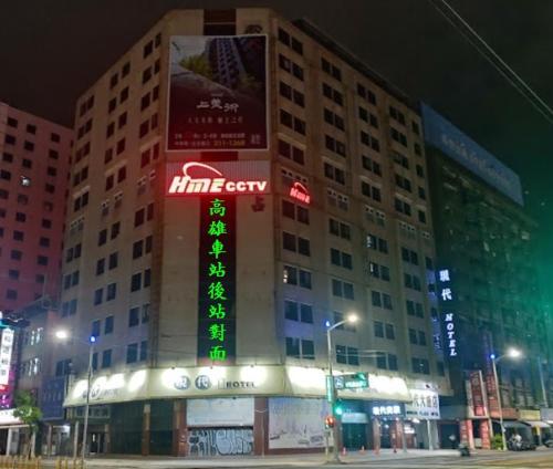 un gran edificio con un cartel en él por la noche en Modern Plaza Hotel, en Kaohsiung