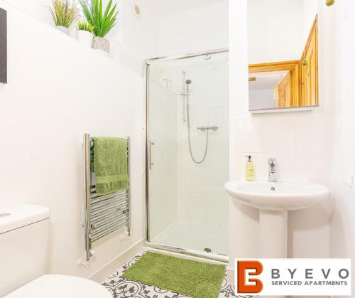 Un baño de ByEvo Oswestry Barn - Quirky romantic retreat or Cosy contractor base